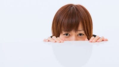 恥ずかしがっている女性