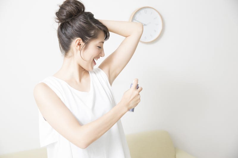 ワキガ対策専用クリームを塗る女性