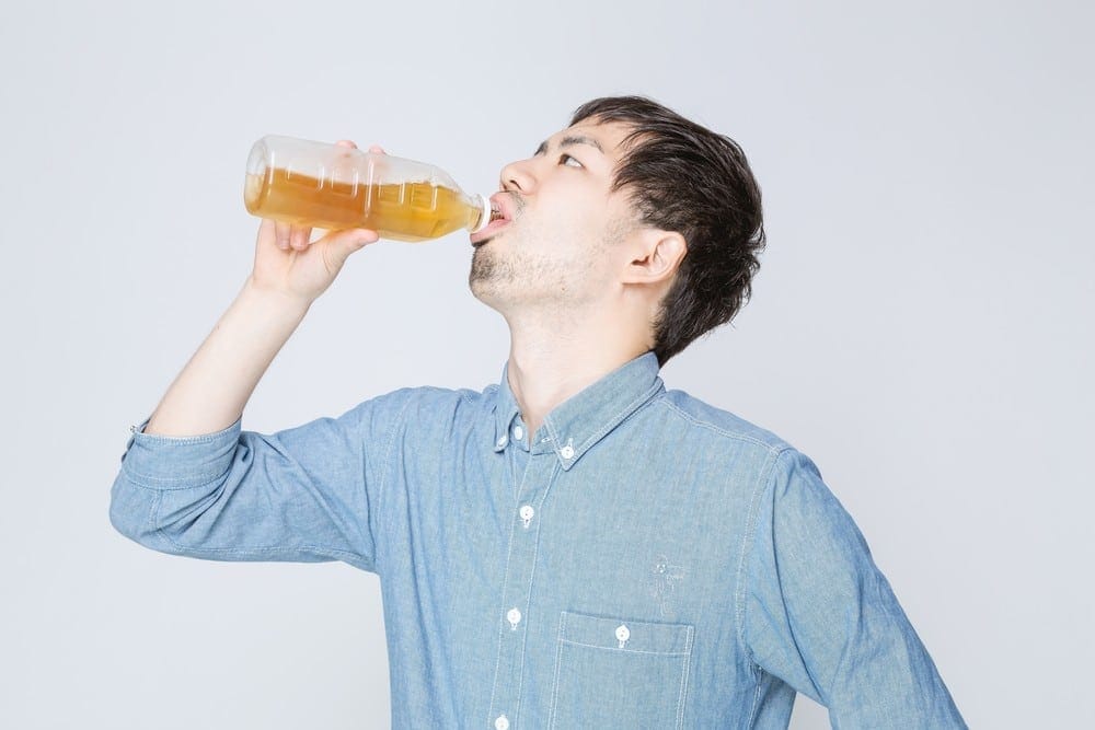 酢を飲む男性