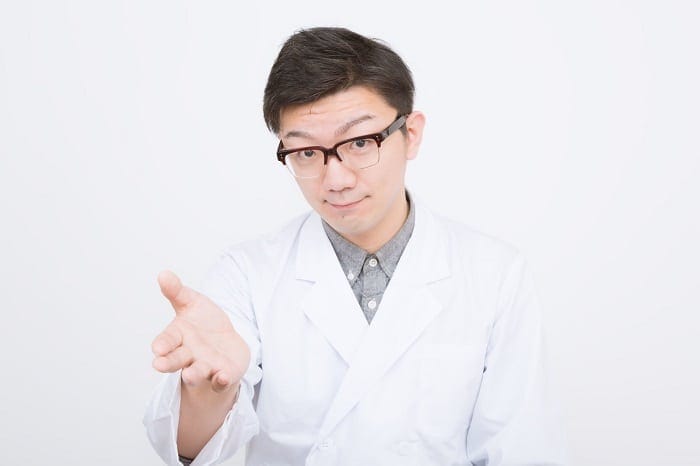 白衣男性医者